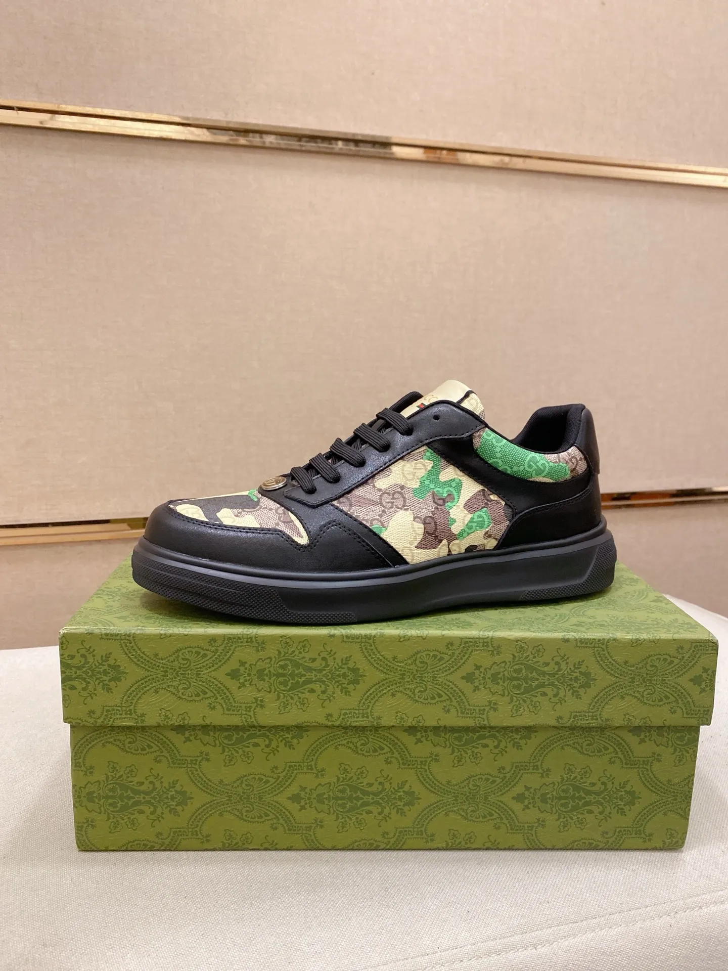 Ex-factory price 400💰【Gucci】Gucci men’s latest series of casual shoes! The official website is built 1:1. The upper is made of imported high-quality cowhide, and the lining is made of high-quality sheepskin, which is soft and comfortable. Picky selection of materials and exquisite workmanship give you the best enjoyment. Number of yards: 38-44 yards.